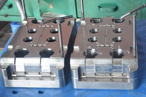 模內(nèi)金屬嵌件模具 模內(nèi)金屬嵌件模具