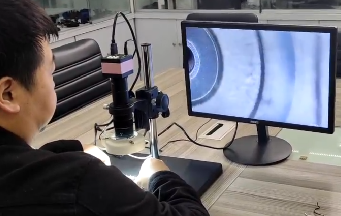 塑膠模具加工廠家精密產(chǎn)品及模具量測(cè)需求，新增一臺(tái)投影儀