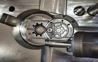 塑膠套啤模具開裂原因和對策？